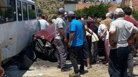 Bozdoğan'da işçi servisi ile otomobil çarpıştı: 3 yaralı