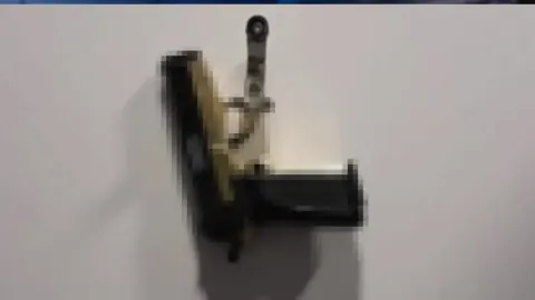 Küçükçekmece'de okul tuvaletinde bulunan tabanca müdür yardımcısının çıktı