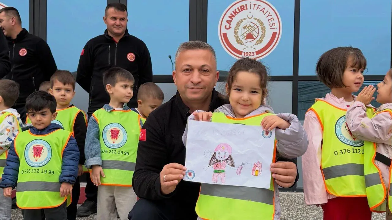 Çankırı'de İtfaiye Haftası heyecanı: Minikler itfaiyecilerle buluştu Çankırı'de İtfaiye Haftası heyecanı: Minikler itfaiyecilerle buluştu