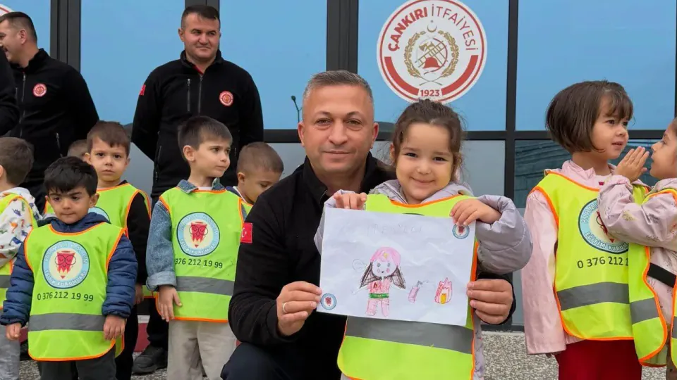 Çankırı'de İtfaiye Haftası heyecanı: Minikler itfaiyecilerle buluştu görseli