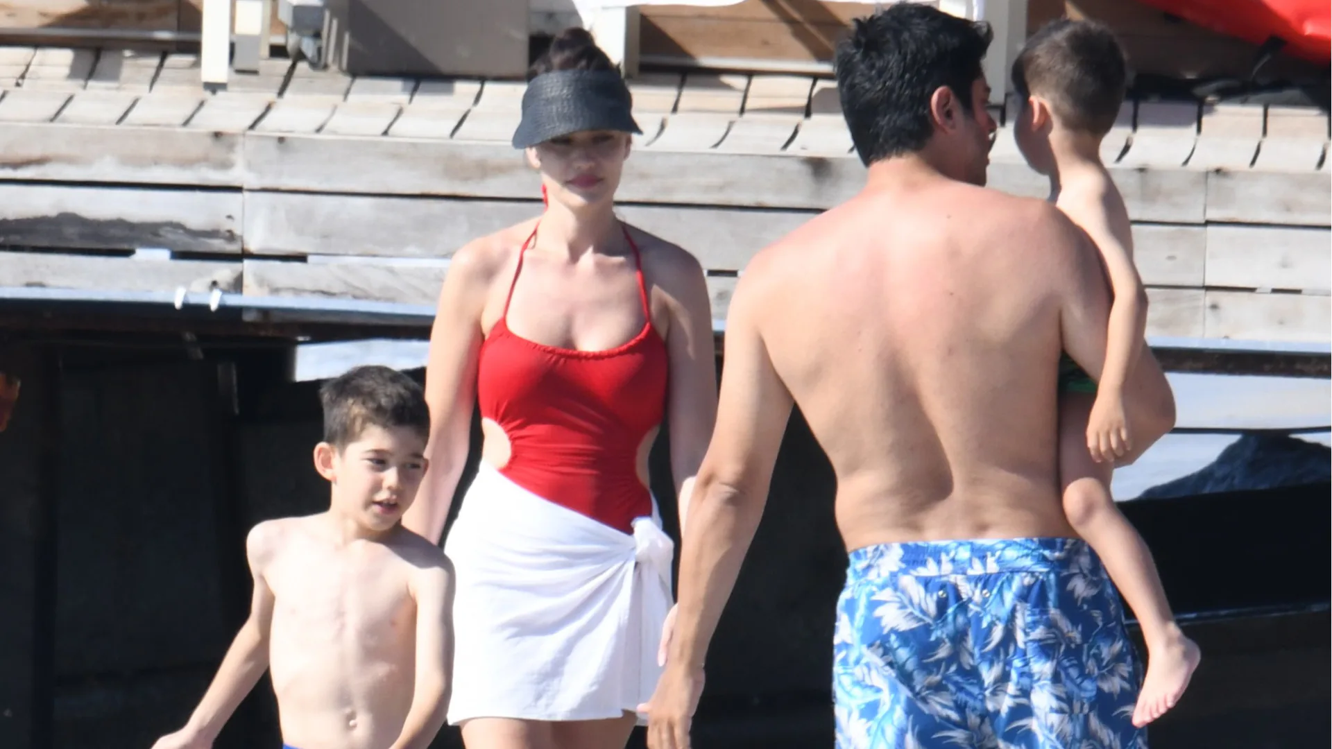 Burak Özçivit ve Fahriye Evcen Bodrum'da: Aile Boyu Yaz Tatili Burak Özçivit ve Fahriye Evcen Bodrum'da: Aile Boyu Yaz Tatili