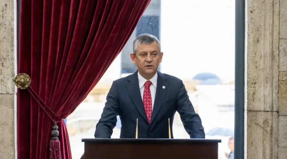 Özgür Özel Anıtkabir'de Çelenk Bıraktı: 'Yeni Bir Yürüyüş Başlattık' görseli