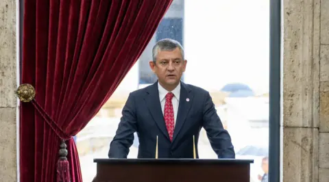 Özgür Özel Anıtkabir'de Çelenk Bıraktı: 'Yeni Bir Yürüyüş Başlattık'