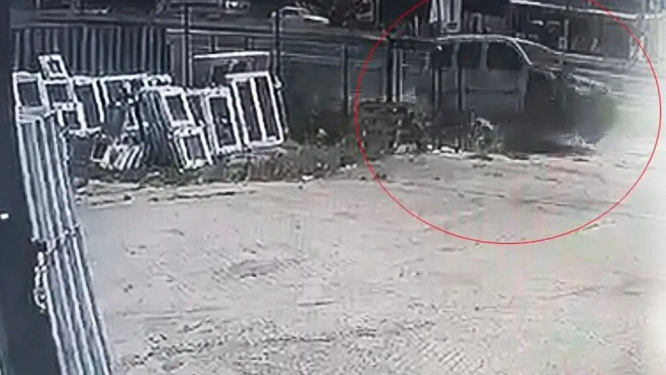 Çorlu'da Kontrolden Çıkan Araç İş Yerine Daldı: 1 Yaralı görseli