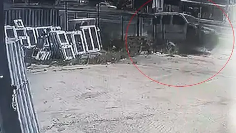 Çorlu'da Kontrolden Çıkan Araç İş Yerine Daldı: 1 Yaralı