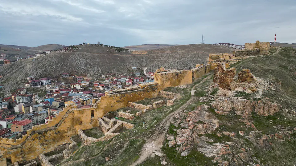 Bayburt Kalesi'nde Tehlike: Tarihi Duvarlar Çökme Riski Taşıyor görseli
