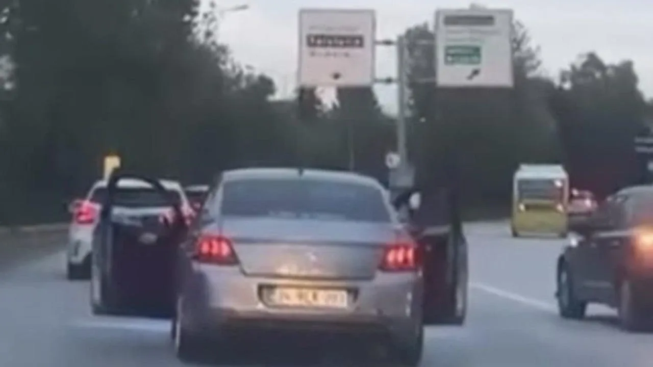 Bursa'da seyir halindeki aracın kapıları açıldı: Sürücü ve yolcu hakkında soruşturma Bursa'da seyir halindeki aracın kapıları açıldı: Sürücü ve yolcu hakkında soruşturma
