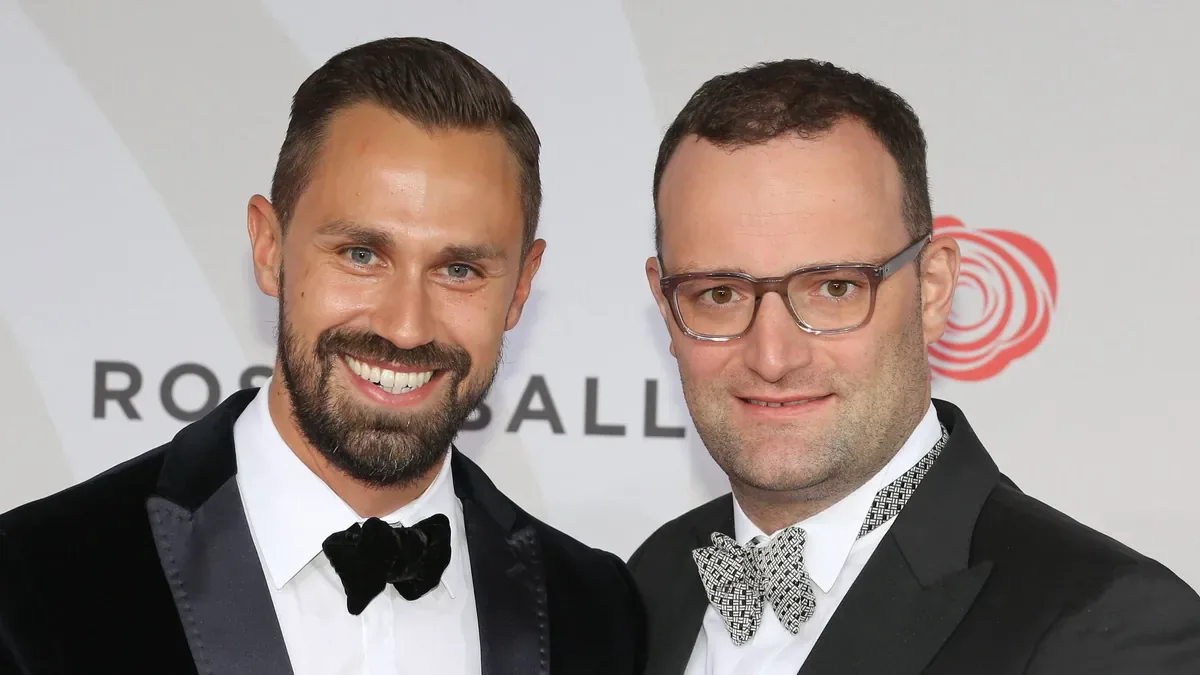 CDU'lü Jens Spahn ve Eşi Daniel Funke Baba Oldu: İlk Bebeklerini Kucaklarına Aldılar CDU'lü Jens Spahn ve Eşi Daniel Funke Baba Oldu: İlk Bebeklerini Kucaklarına Aldılar