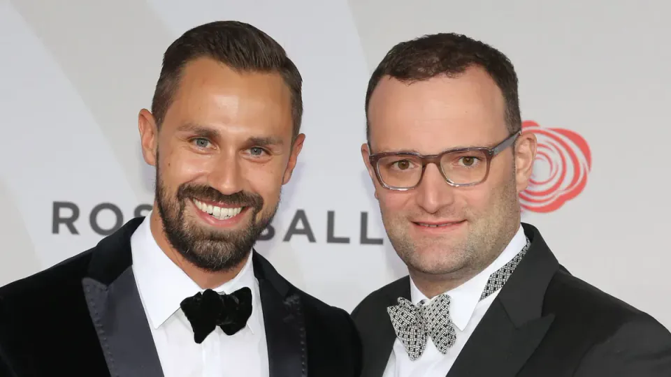 CDU'lü Jens Spahn ve Eşi Daniel Funke Baba Oldu: İlk Bebeklerini Kucaklarına Aldılar görseli
