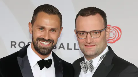 CDU'lü Jens Spahn ve Eşi Daniel Funke Baba Oldu: İlk Bebeklerini Kucaklarına Aldılar