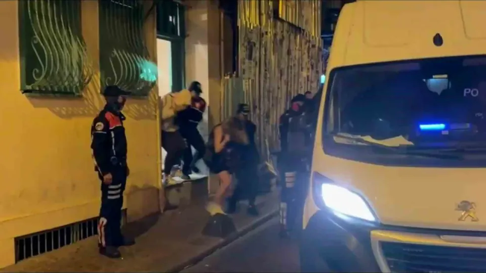 Beyoğlu'nda drone ile fuhuş pazarlığı tespiti: 27 kişi gözaltına alındı görseli