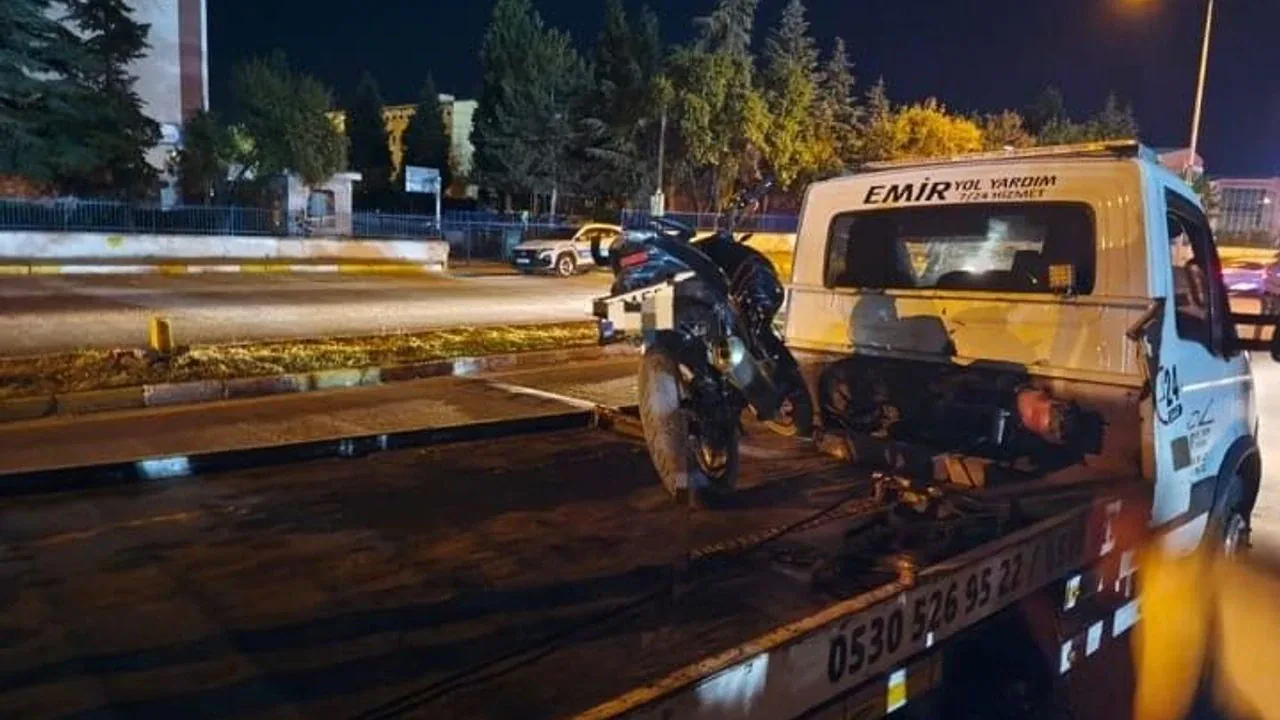 Edirne'de Motosikletle Akrobatik Hareket Yapan Sürücüye Ağır Ceza Edirne'de Motosikletle Akrobatik Hareket Yapan Sürücüye Ağır Ceza