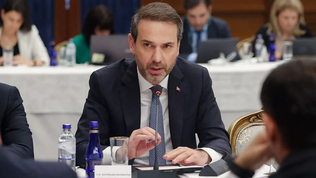 Bayraktar: 2040 Enerji Vizyonu Belli Oldu – Nükleer ve Yenilenebilir Hedefler Açıklandı Bayraktar: 2040 Enerji Vizyonu Belli Oldu – Nükleer ve Yenilenebilir Hedefler Açıklandı