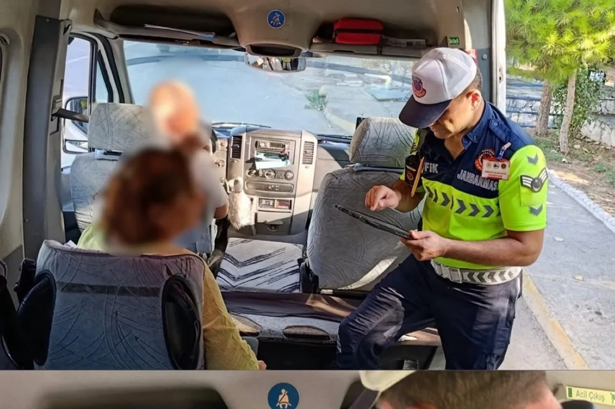 Antalya'da okul servis denetiminde 8 araç trafikten men edildi, 23'e ceza Antalya'da okul servis denetiminde 8 araç trafikten men edildi, 23'e ceza