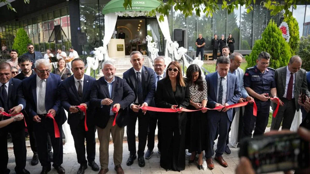 Çorum TSO binasında 'Maya Lounge' açıldı: Kadın girişimci Dilber Çolak işletmeci Çorum TSO binasında 'Maya Lounge' açıldı: Kadın girişimci Dilber Çolak işletmeci