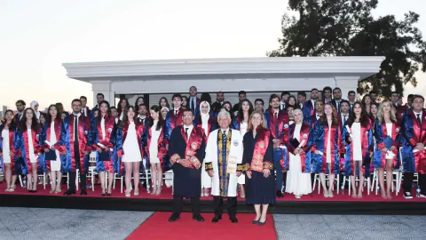 SBÜ Adana Tıp Fakültesi'nde Mezuniyet Heyecanı: Genç Hekimler Diplomalarını Aldı