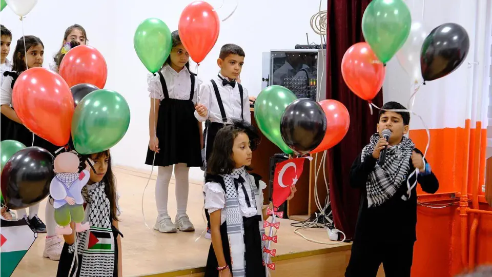 Çankırı'da çocuklar uçurtma ile barış mesajı verdi: "Gökyüzü çocuklara kalsın" görseli