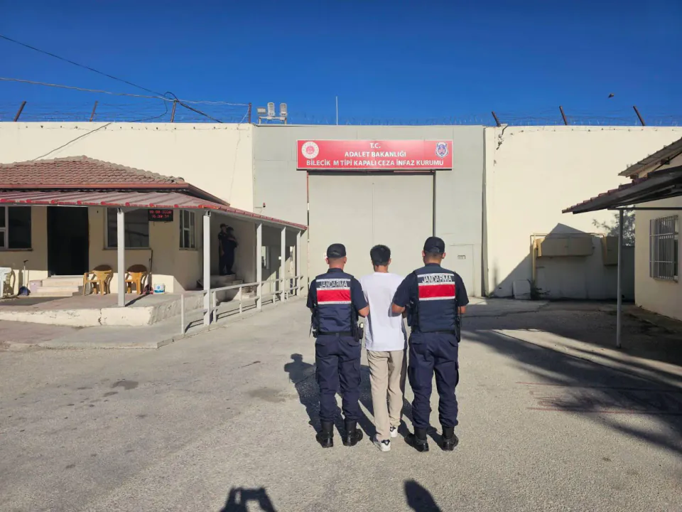 JASAT ekipleri aranan şahsı yakaladı, Bilecik Cezaevi'ne teslim edildi görseli
