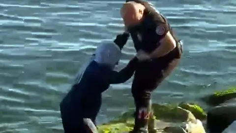 İstanbul'da Kayalıklardan Suya Düşen Kadını Yunus Polisleri Kurtardı