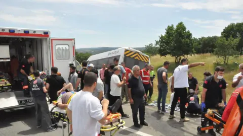 Edirne'de feci kaza: Yolcu minibüsü tıra çarptı, 16 kişi yaralandı