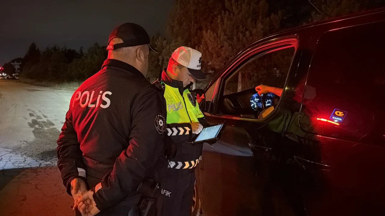 Bolu D-100'de polis operasyonu: Sürücülerde yoğun GBT kontrolü Bolu D-100'de polis operasyonu: Sürücülerde yoğun GBT kontrolü