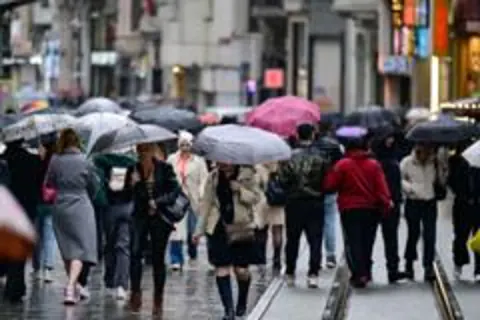 İstanbul'da şiddetli yağış alarmı: Tüm okullarda bir gün tatil, motosiklet trafiği durdu