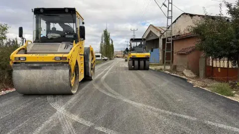 Sungurlu Kaymakamı Köksal, Mahmatlı Grup Yolu asfalt çalışmalarını inceledi