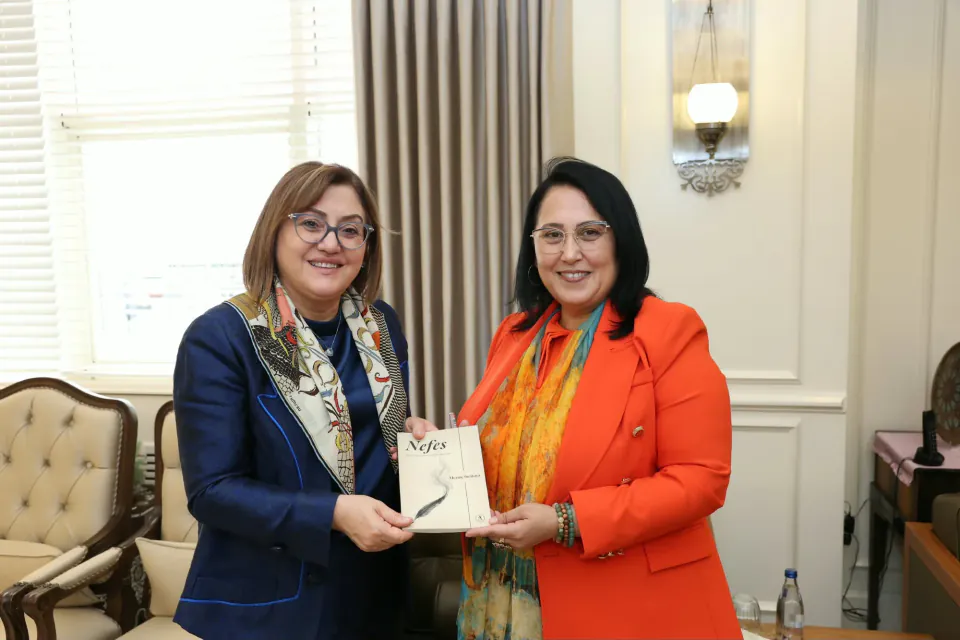 Mezine Sırakaya, Fatma Şahin'e "Nefes" kitabını takdim etti: Şehir için özel şiir görseli