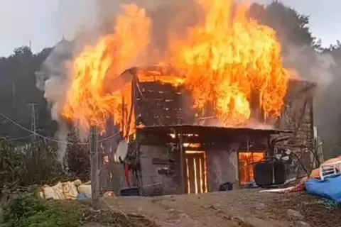 Giresun Piraziz'de sobadan çıkan yangın evi yaktı: Aile çaresiz izledi