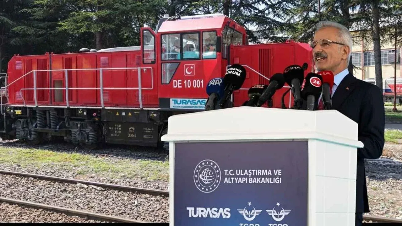 Türkiye'den Dev Hamle: Yerli Motorlu Lokomotif Tanzanya Yolcusu Türkiye'den Dev Hamle: Yerli Motorlu Lokomotif Tanzanya Yolcusu