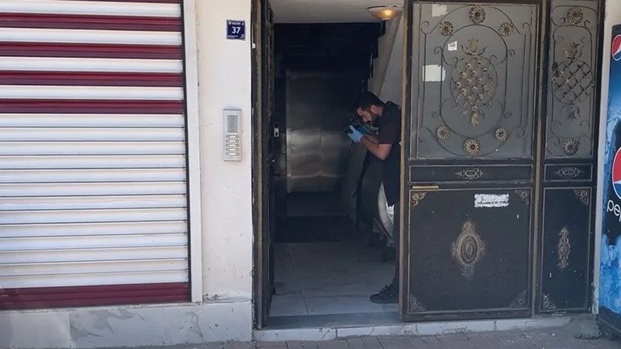 Siverek'te Apartman Dairesinde Trajedi: Baba ve Oğul Silahla Vuruldu Siverek'te Apartman Dairesinde Trajedi: Baba ve Oğul Silahla Vuruldu