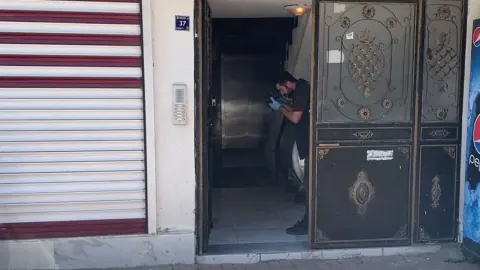 Siverek'te Apartman Dairesinde Trajedi: Baba ve Oğul Silahla Vuruldu