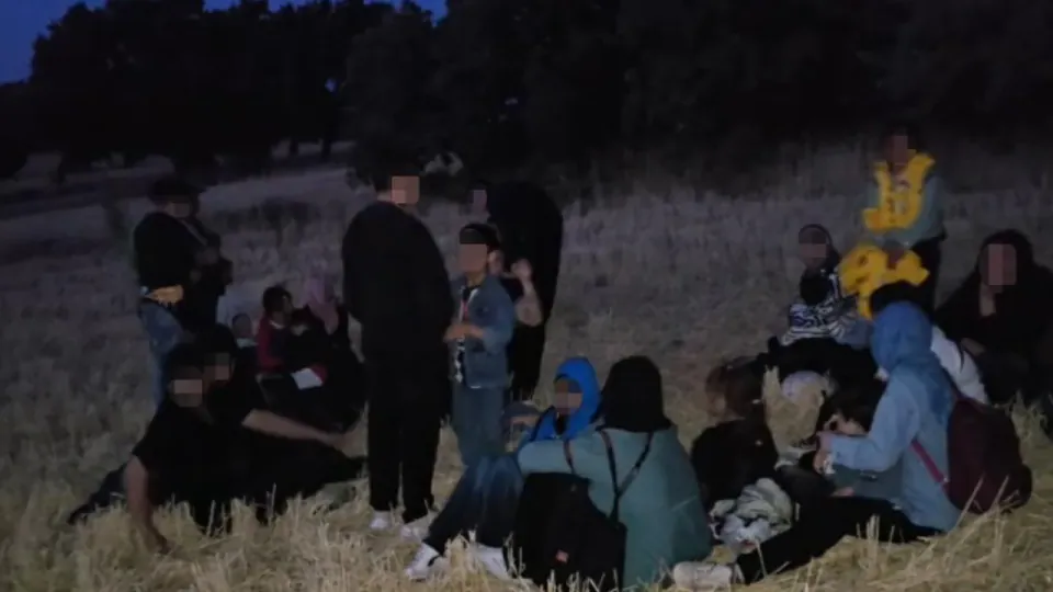 Çanakkale'de Kaçak Göçmen Operasyonu: Ezine'de 32 Kişi Yakalandı görseli
