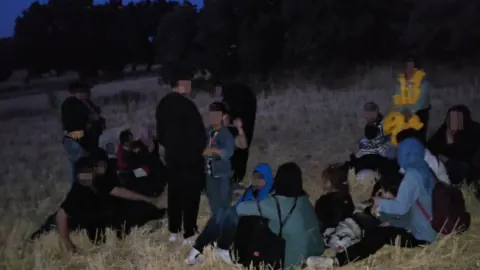 Çanakkale'de Kaçak Göçmen Operasyonu: Ezine'de 32 Kişi Yakalandı