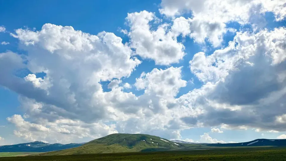 Bitlis Yaylalarında Yaz Mevsimi: Temmuz Ayında Doğa Canlılığını Koruyor görseli