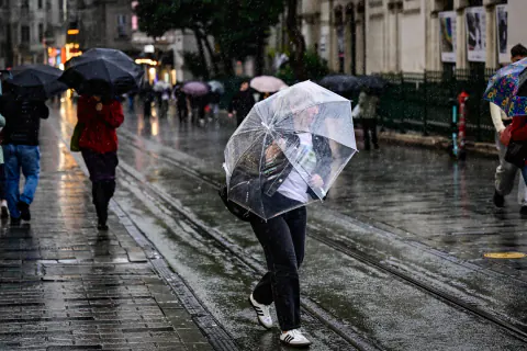 İstanbul'da şiddetli yağış uyarısı: Okullarda bir günlük tatil, motosiklet yasağı ve izinler