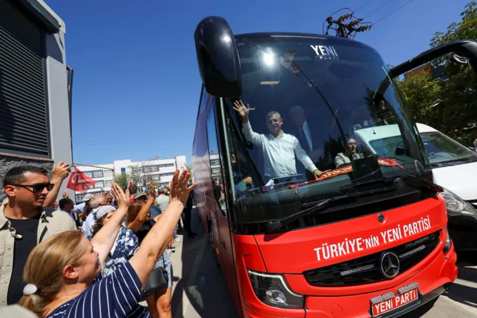 Özgür Özel Edirne'de: 'Otoyollar özele devredildi, biz geldikçe yıkarız gişeleri' görseli
