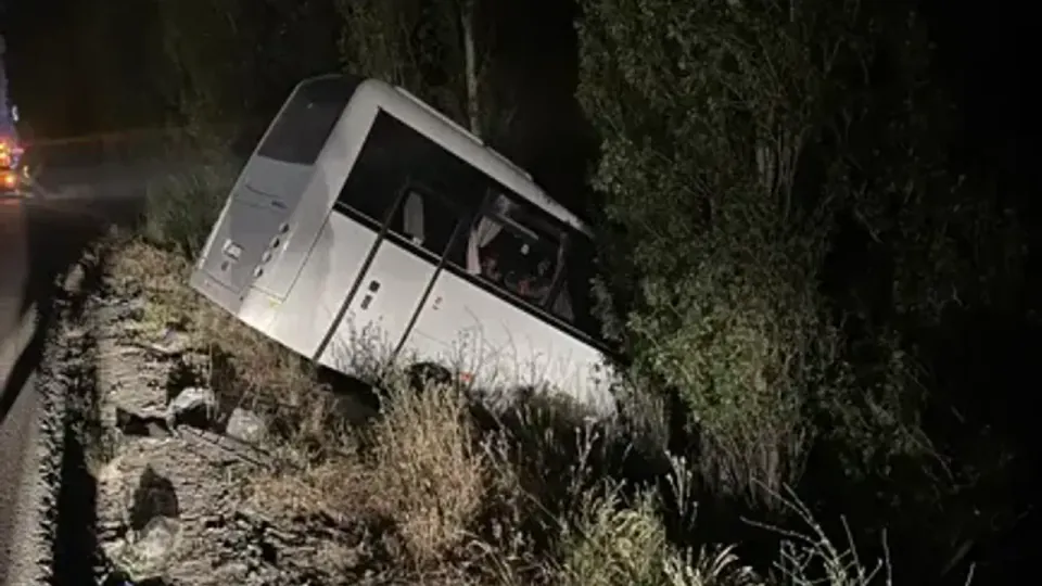 Samsun Yolu'nda Servis Minibüsü ile Otomobil Çarpıştı: 8 Yaralı görseli
