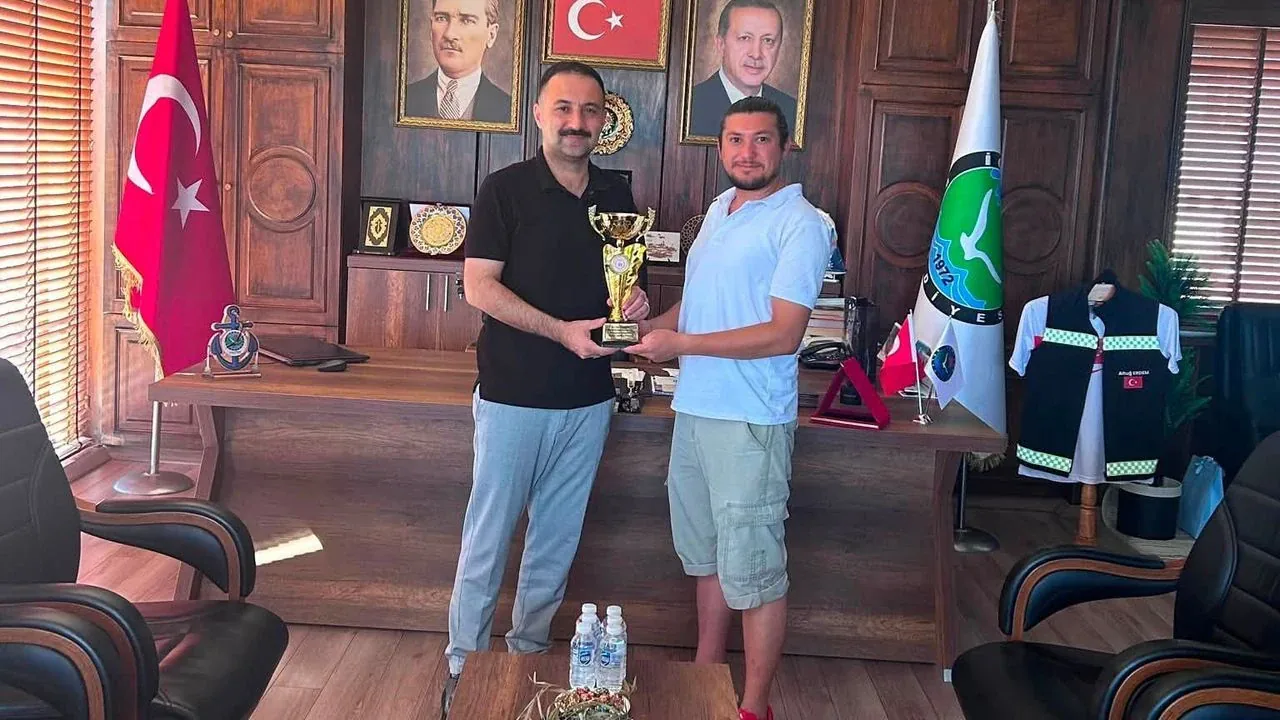 İğneada'da Spor Hamlesi: Belediye Başkanı Altuğ Erdem'den Muaythai Çıkartması İğneada'da Spor Hamlesi: Belediye Başkanı Altuğ Erdem'den Muaythai Çıkartması