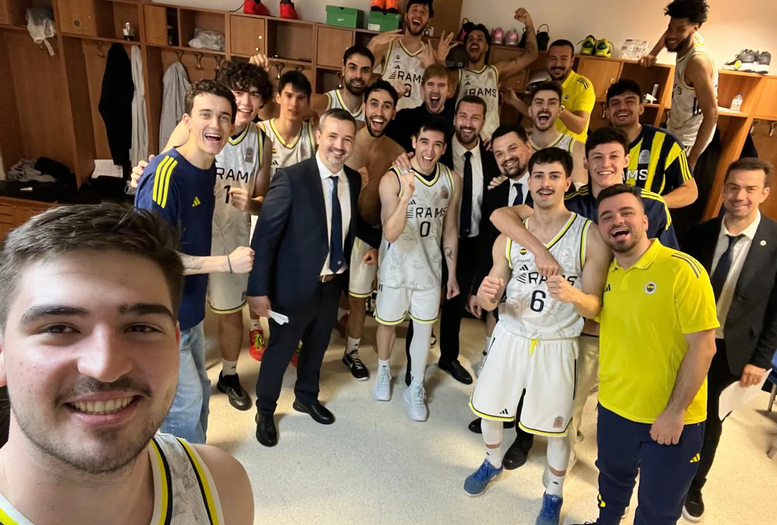 Fenerbahçe Koleji'nde Veda: Mehmet Ersin Erfa'ya Teşekkür Fenerbahçe Koleji'nde Veda: Mehmet Ersin Erfa'ya Teşekkür