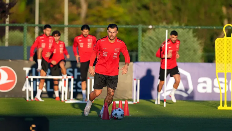 Milli Takım Fransa Mesaisine Girdi: 4 Futbolcu Tedavide, Orkun Kökçü Antrenmanda Yer Almadı görseli