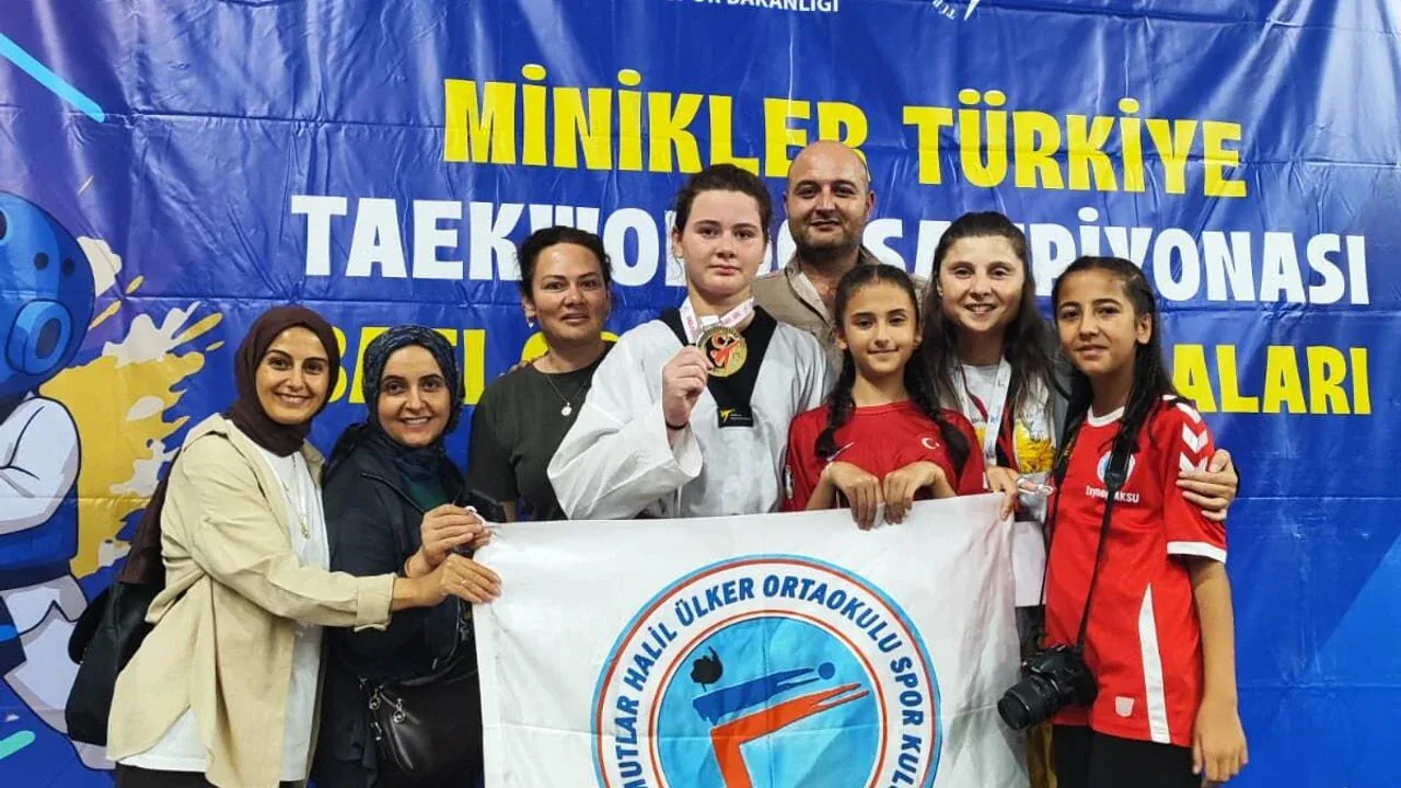 Alanyalı Menekşe Dönmez Batı Grubu Taekwondo Şampiyonu Oldu Alanyalı Menekşe Dönmez Batı Grubu Taekwondo Şampiyonu Oldu