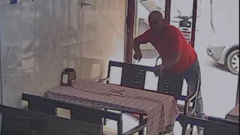 Adana'da kebapçıda şarjda kalan telefon çalındı, poliz soruşturuyor