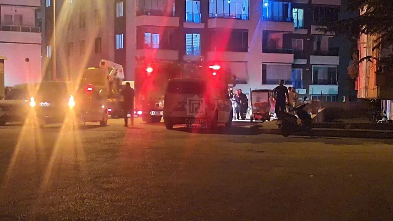 Çankırı'da Trajik Girişim: Bunalıma Giren Genç Evini Canlı Yayında Yakmaya Çalıştı Çankırı'da Trajik Girişim: Bunalıma Giren Genç Evini Canlı Yayında Yakmaya Çalıştı