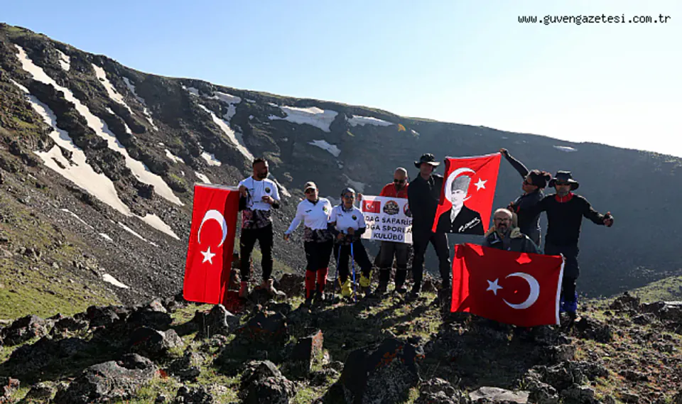 Ağrı Dağı'nın Gizli Rotası: İkiz Meteor Çukurları ve Küp Gölü Keşfedildi görseli