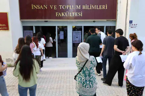 Elazığ'da YKS AYT Oturumu Heyecanı: Adaylar Sınav Salonlarında