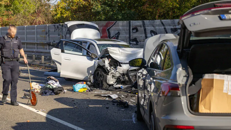 Reutlingen'de Kastenli Trafik Suikastı: 42 Yaşındaki Sürücü Karşı Trafağe Girdi, 3 Kişi Ağır Yaralandı görseli
