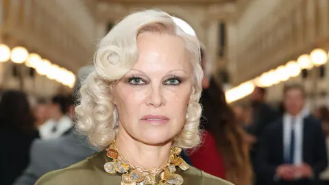 Pamela Anderson Milano'da kuralını yıktı: Yıllar sonra 'dumanlı göz' makyajı ve altın Ferragamo ile şovun kraliçesi oldu