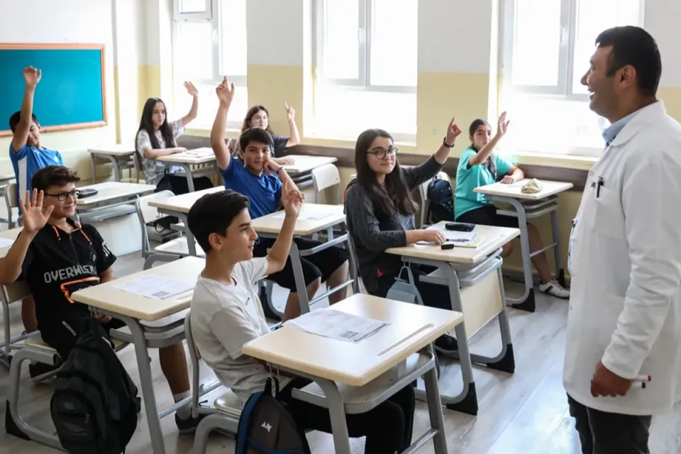 Okullarda Ders Saatleri Değişti: Yeni Düzenleme Resmi Gazete'de Yayımlandı görseli