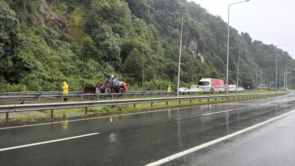 Rize'de Sağanak Yağış Sonrası Kaya Düşmesi: Karadeniz Sahil Yolu'nda Trafik Kontrollü görseli